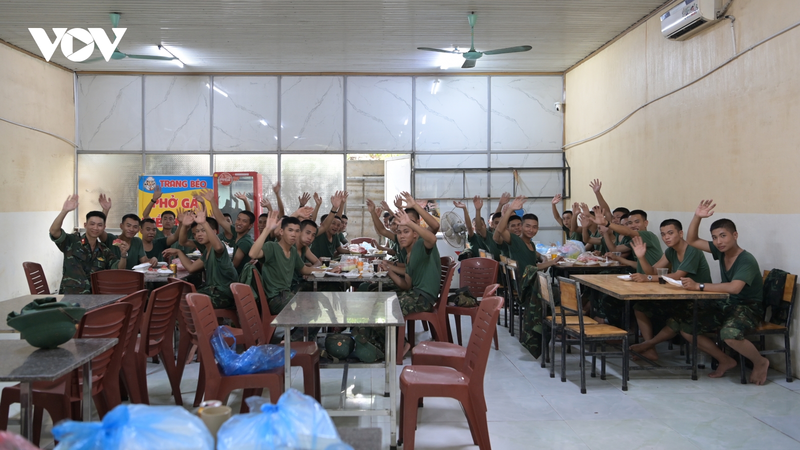 Dầm mình dọn bùn lũ và bữa cơm ăn vội giữa gian khó của “chú bộ đội”