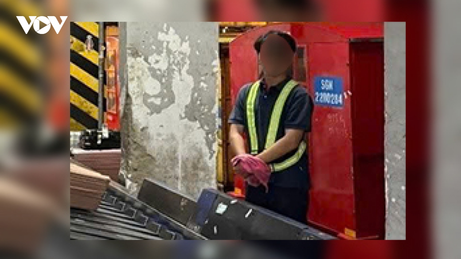 Bắt nhân viên sân bay trộm 50 triệu đồng trong hành lý ký gửi