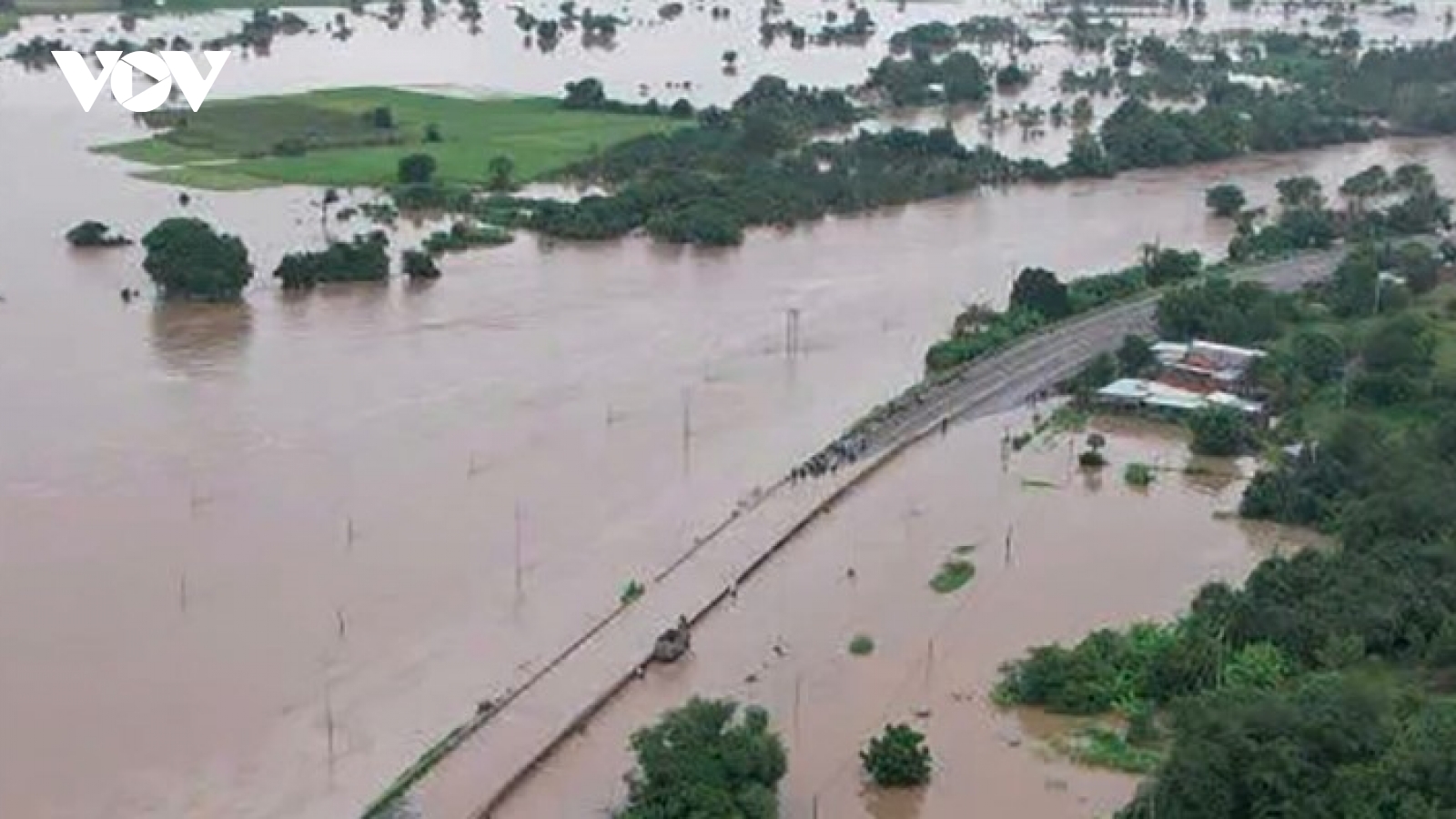 Prolonged heavy rain raises risks of flash floods and landslides from Quang Tri to Gia Lai