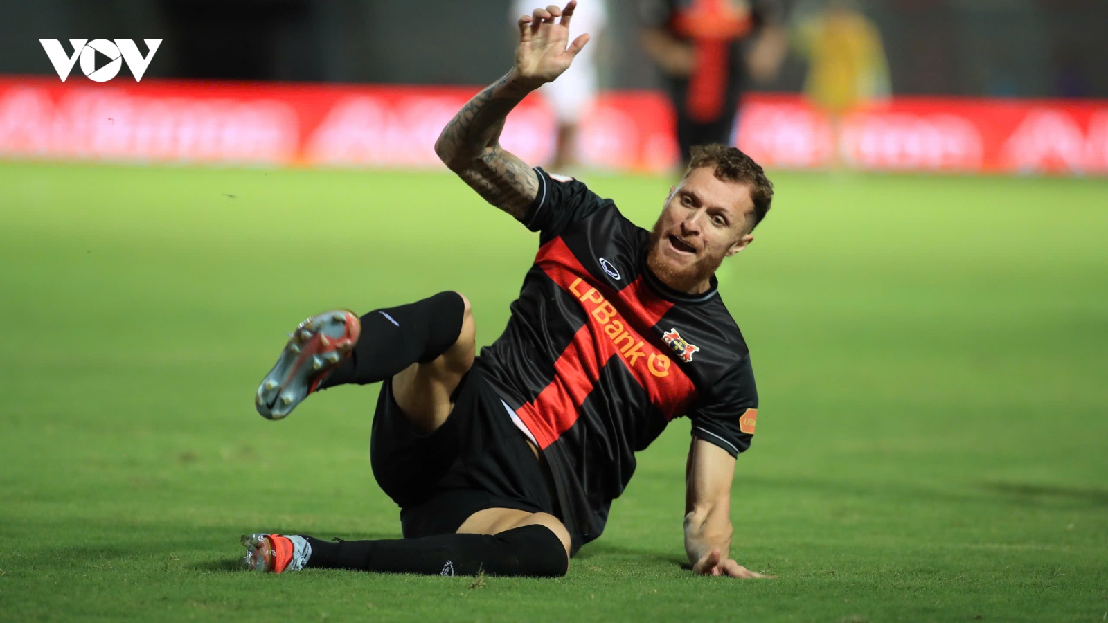 Cầu thủ sắp nhập tịch Việt Nam bị treo giò ở V-League