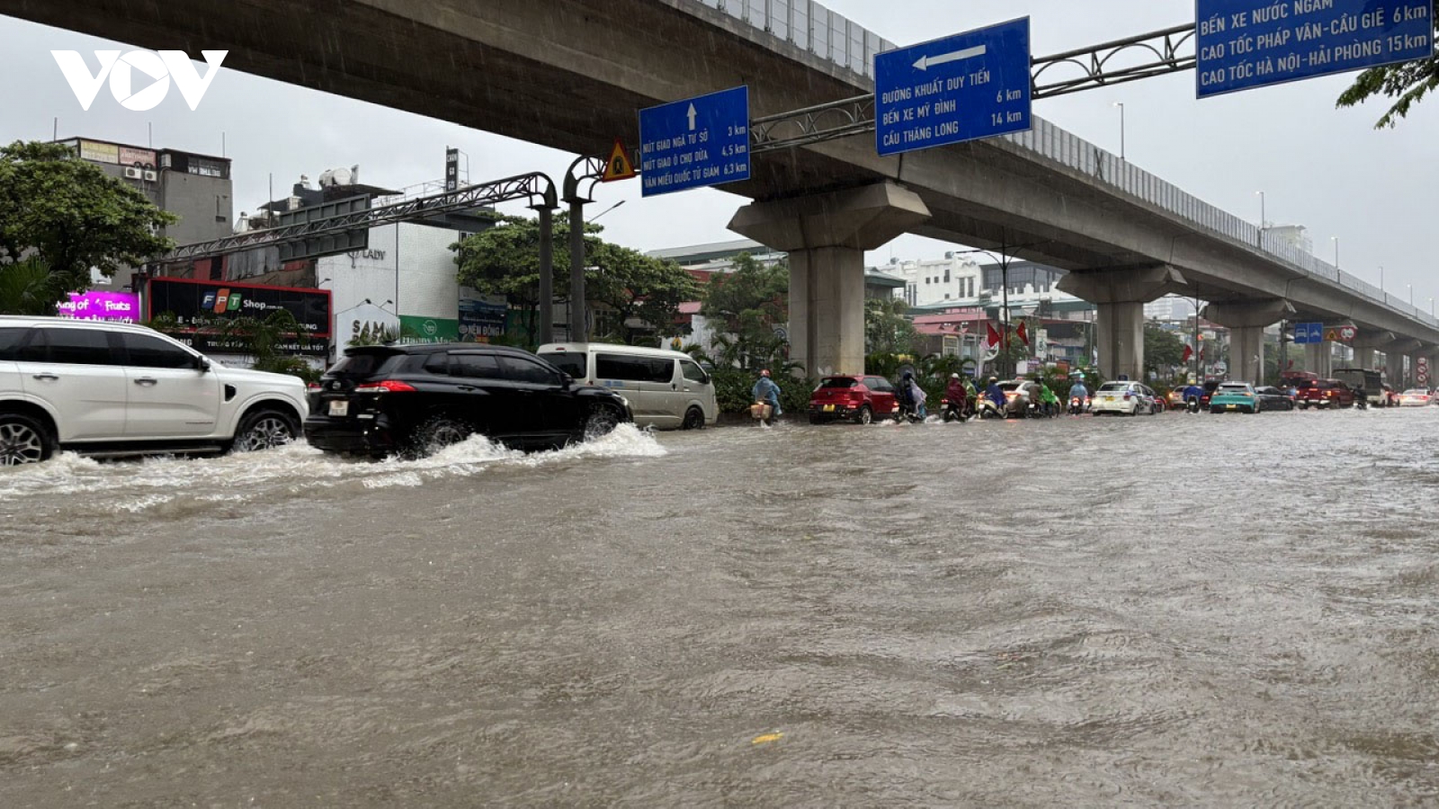 Một số khu vực ở Hà Nội ngập sâu cả mét nước