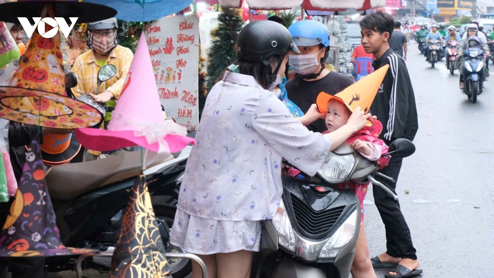 Thị trường Halloween TP.HCM: Sức mua giảm sâu dù giá không tăng