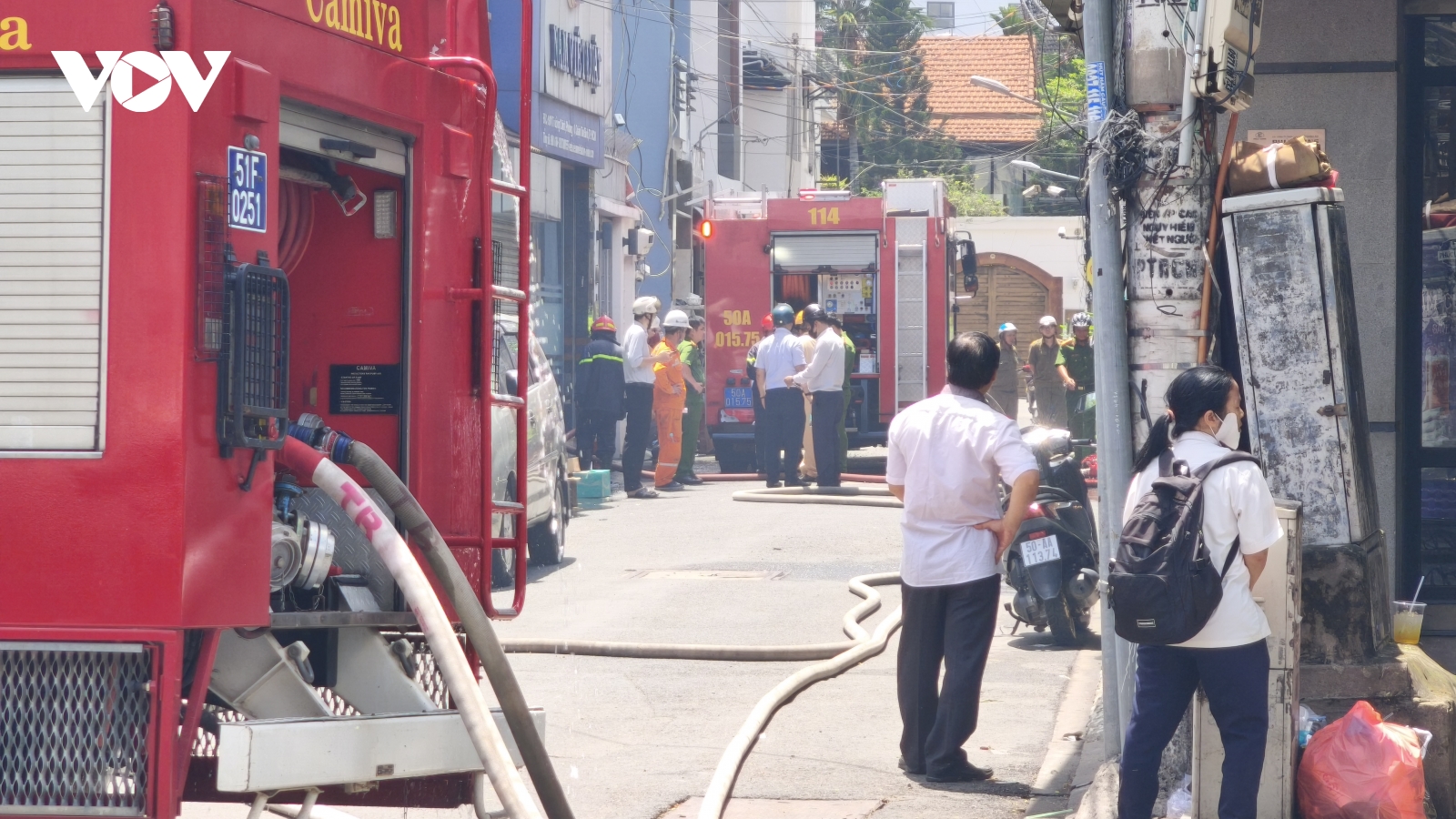 Cháy kho hàng cạnh chợ Võ Thành Trang ở TP.HCM, tiểu thương hoảng loạn