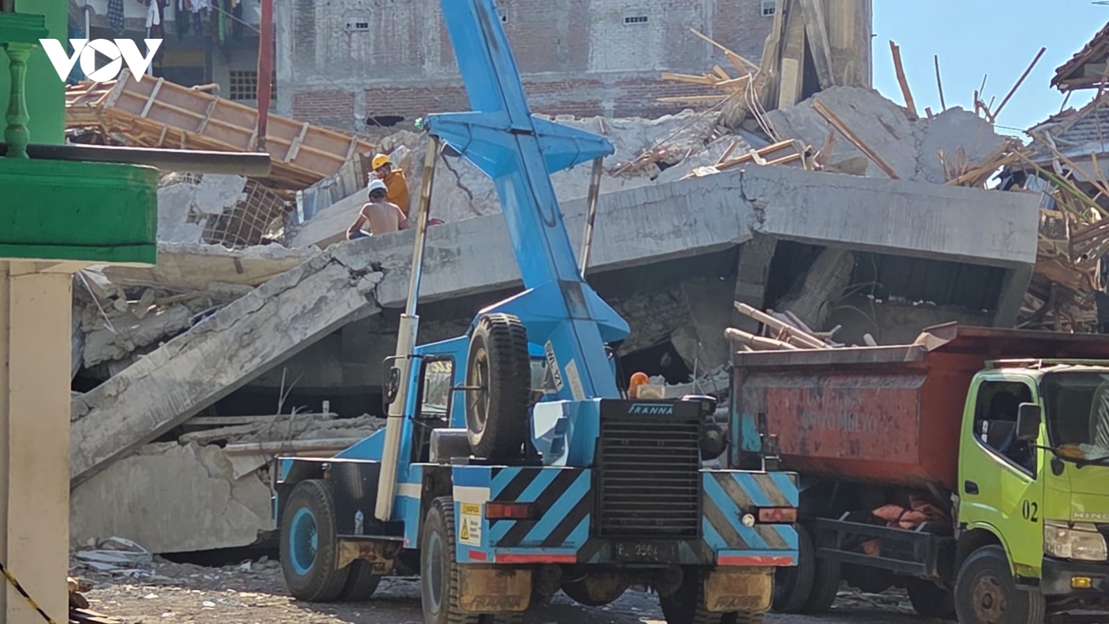 Sập trường học tại Indonesia: Hi vọng đang cạn dần với 59 học sinh mắc kẹt