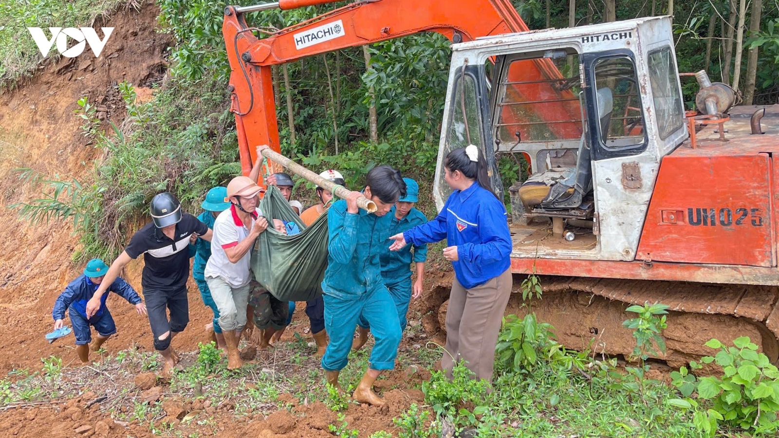 Dùng võng khiêng người bị tai biến vượt núi đi cấp cứu kịp thời ở Quảng Ngãi