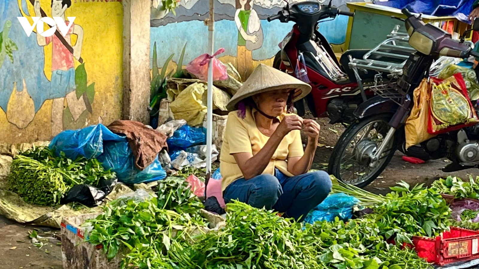 Do ảnh hưởng mưa bão, giá rau củ quả ở TP.HCM tăng gấp đôi