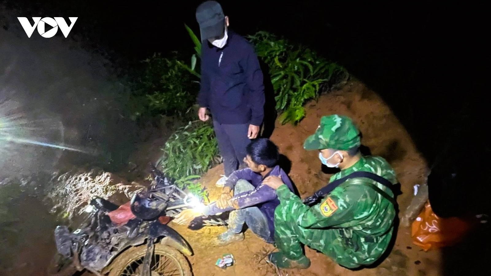 Bắt 2 người Lào vận chuyển 160 kg thuốc nổ qua biên giới