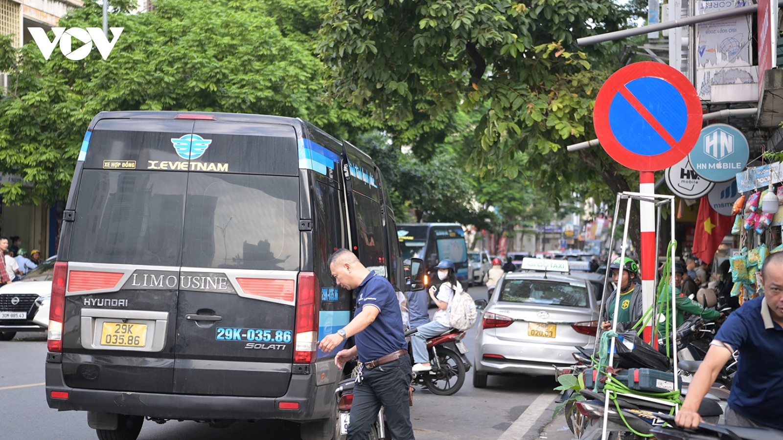 Tuyến đường Đại La, phố Vọng - một xe dừng sai, cả phố tắc