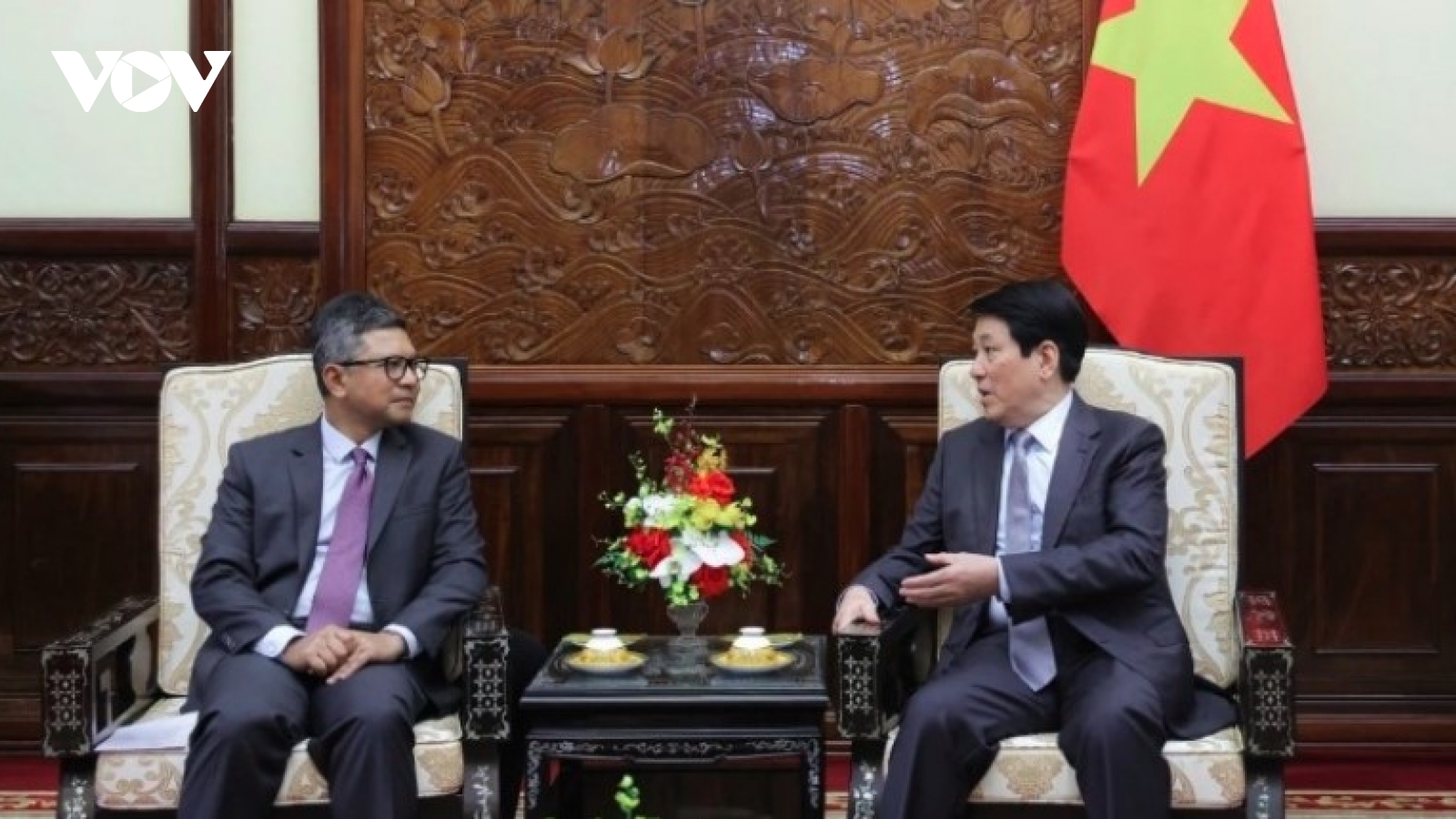 President hosts farewell meetings with Indonesian and Singaporean ambassadors