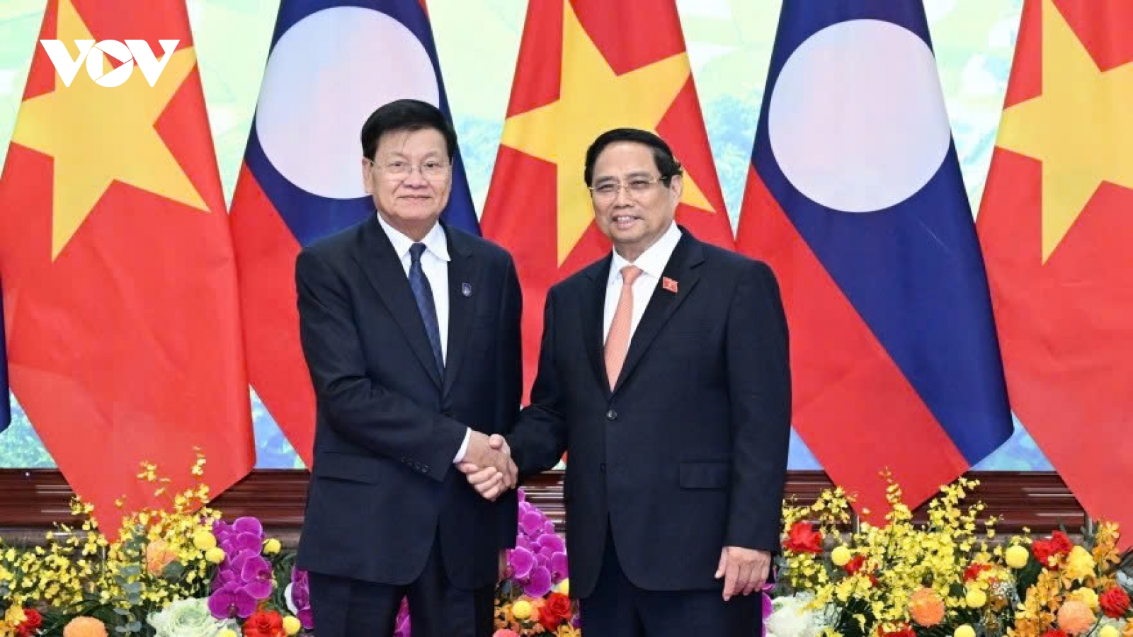Lao leader Thongloun Sisoulith arrives for Hanoi Convention signing ceremony