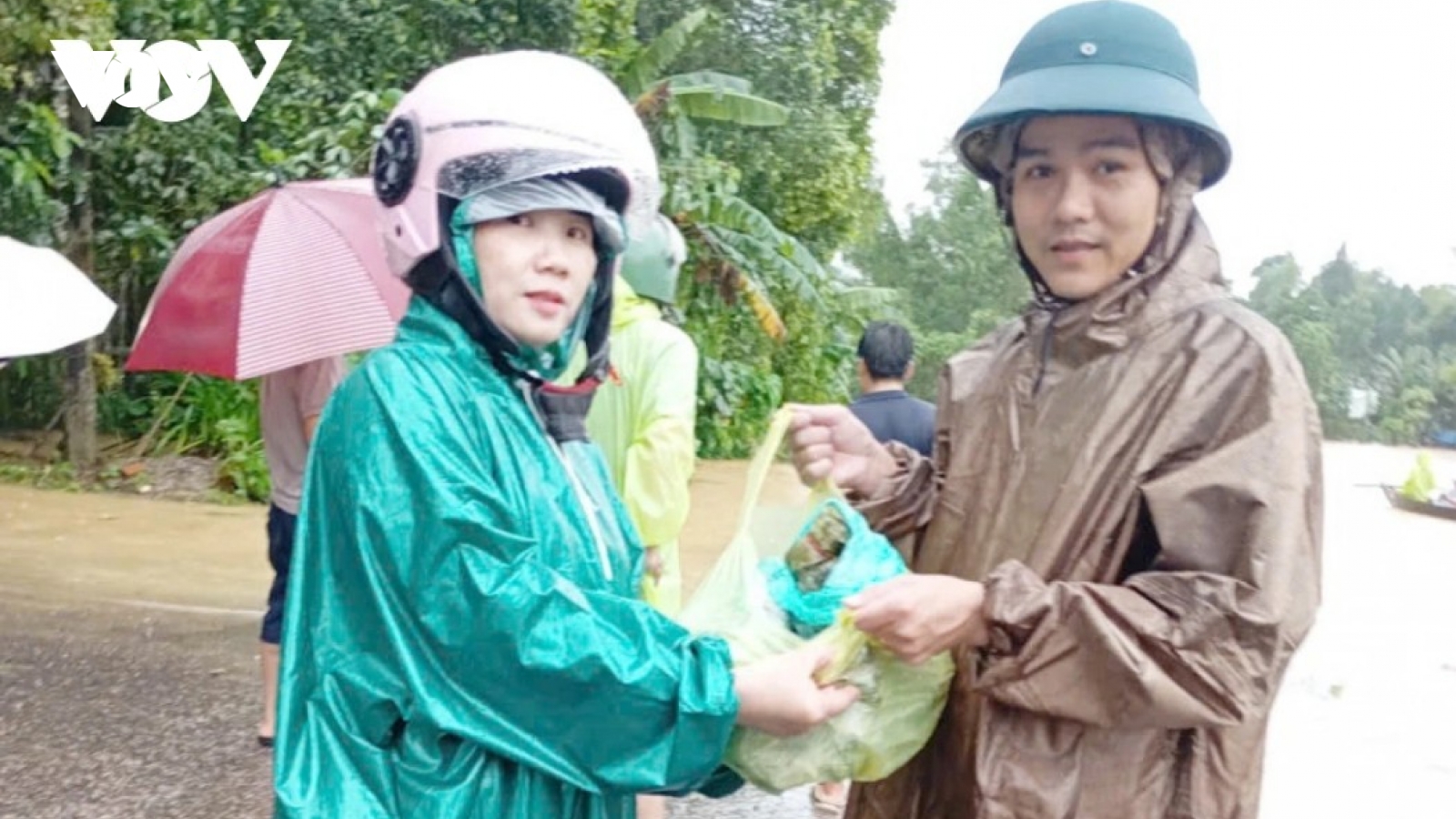 Phụ nữ Đà Nẵng gói bánh chưng, hỗ trợ nhu yếu phẩm giúp người dân vùng lũ