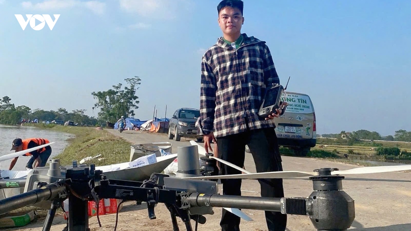 Đang phun thuốc sâu, nghe tin lũ lớn, chàng trai mang UAV hỗ trợ Bắc Ninh