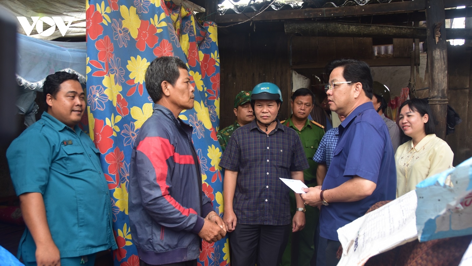 Cà Mau thăm hỏi, hỗ trợ cho gia đình bị ảnh hưởng bởi lốc xoáy