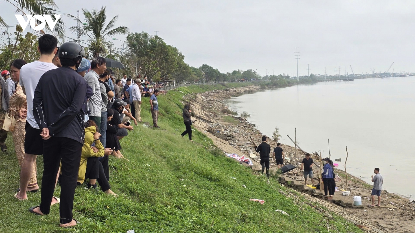 Vụ bố ôm hai con nhảy cầu trong đêm: Tìm thấy thi thể cuối cùng