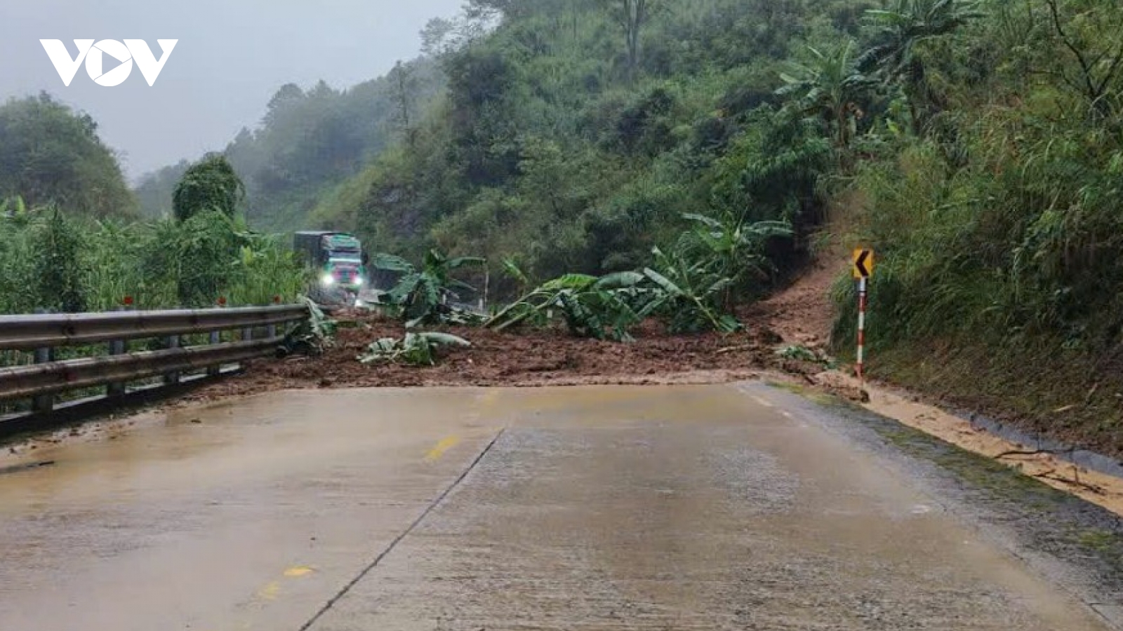 Mưa lớn gây sạt lở đất, ách tắc giao thông đường Hồ Chí Minh địa phận Quảng Ngãi