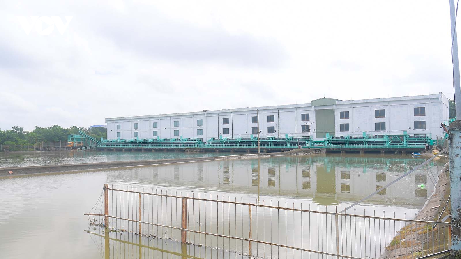 Nước sông ở nội thành Hà Nội dâng cao, trạm bơm Yên Sở hoạt động hết công suất