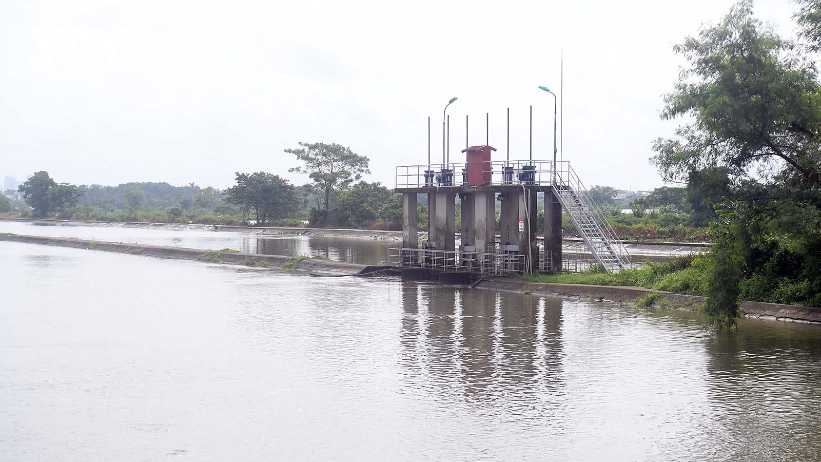 Cảnh báo lũ đang dâng lên cao ở hàng loạt sông qua Hà Nội