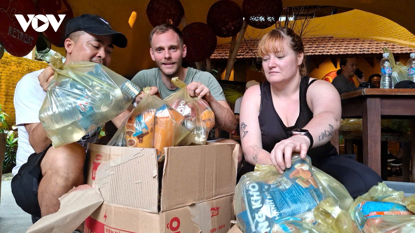 Du khách nước ngoài ủng hộ tiền, hàng giúp người dân vùng lũ Hội An