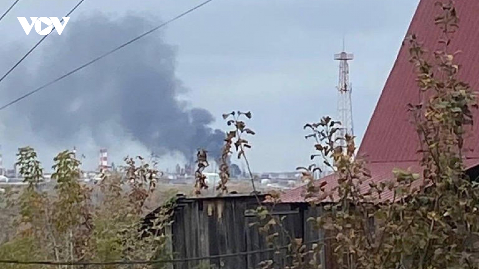 Ukraine tấn công nhà máy lọc dầu nằm sâu 1.400km trong lãnh thổ Nga
