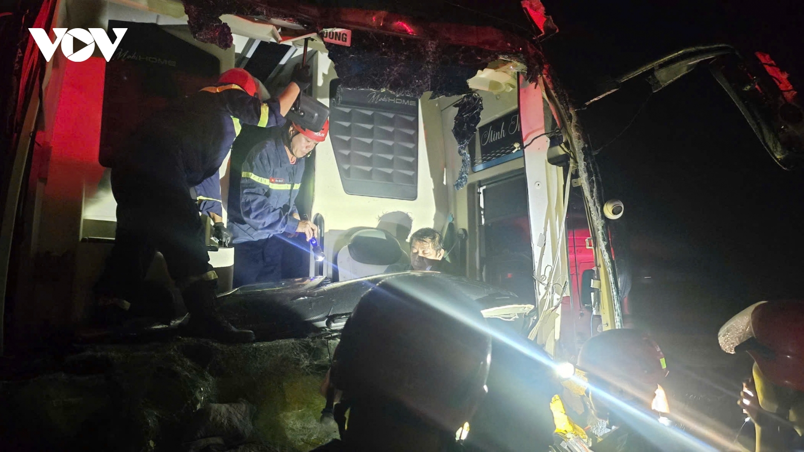 Xuyên đêm cứu người trên xe khách gặp nạn tại cao tốc Đà Nẵng - Quảng Ngãi