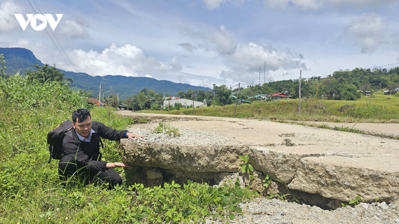 Nhiều tuyến đường miền núi phía Tây Quảng Ngãi xuống cấp