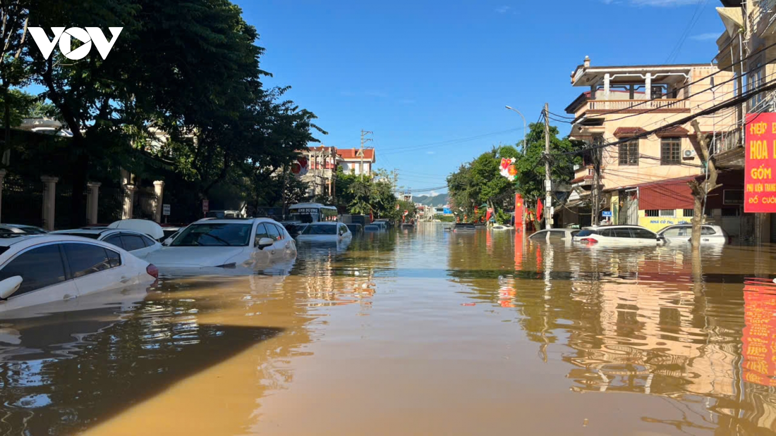 Xót xa hàng loạt ô tô chìm trong lũ lụt lịch sử ở Thái Nguyên