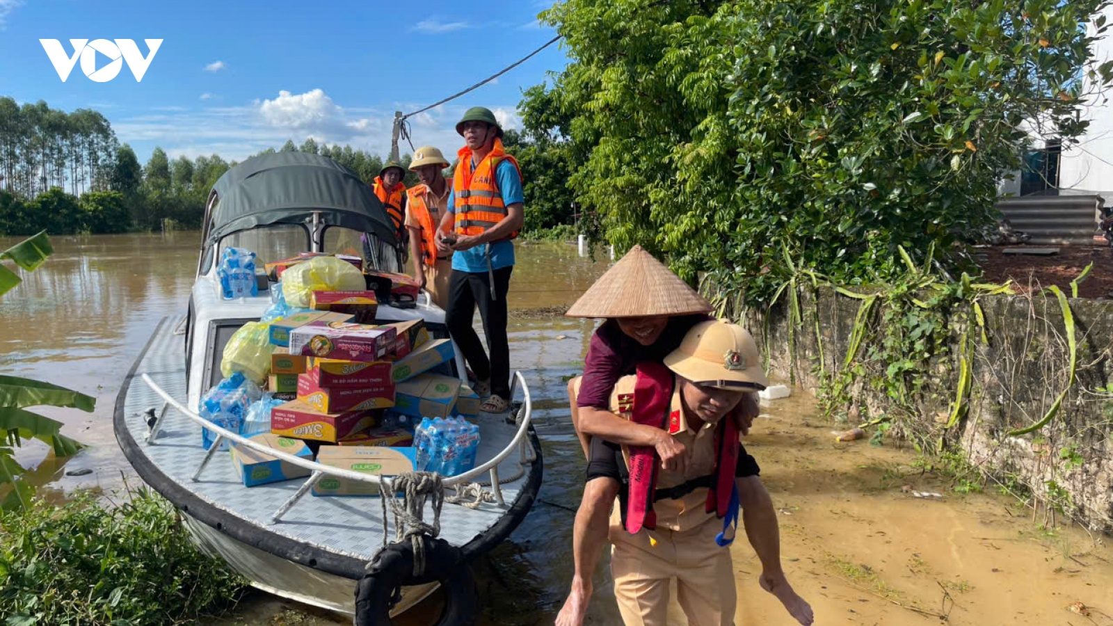 Công an Bắc Ninh vượt lũ giúp đỡ người dân vùng ngập lụt