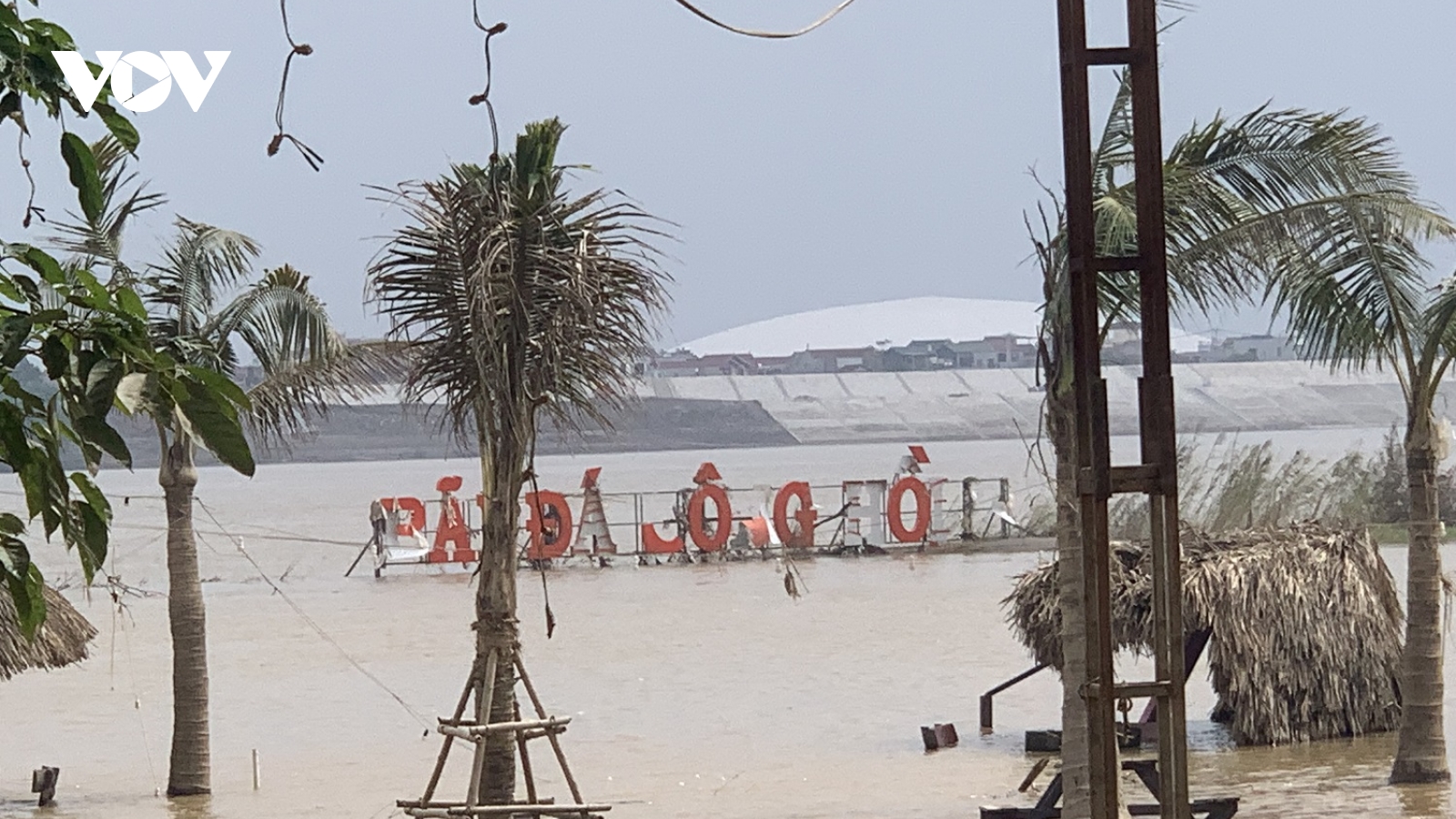 Chủ kinh doanh ở bãi đá sông Hồng chật vật dọn dẹp sau lũ