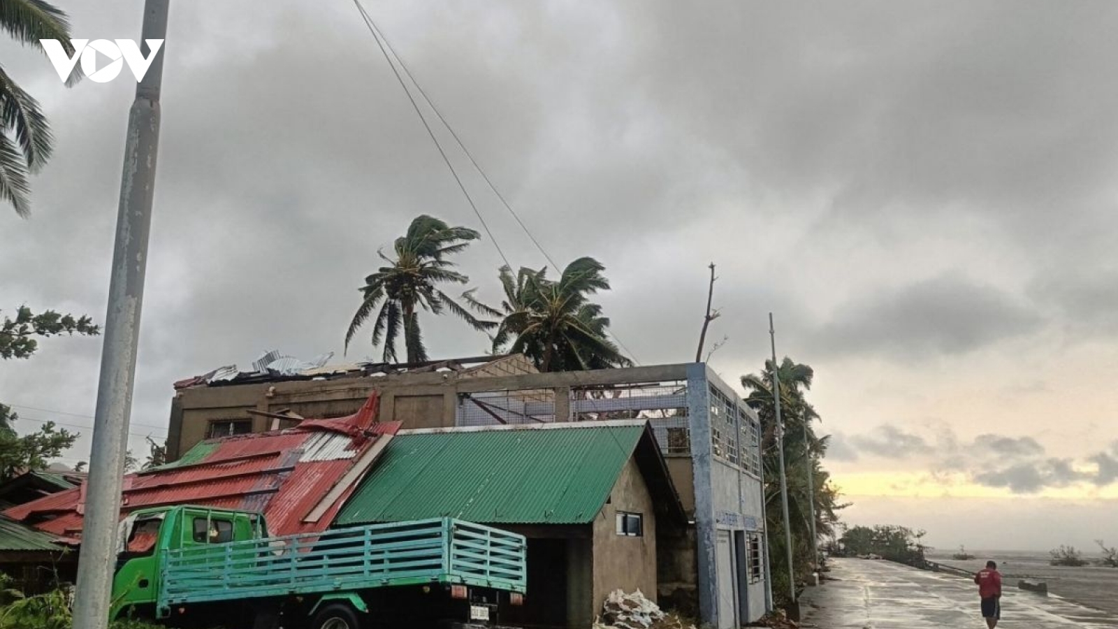 Hàng nghìn người sơ tán khi bão Fengshen đổ bộ Philippines