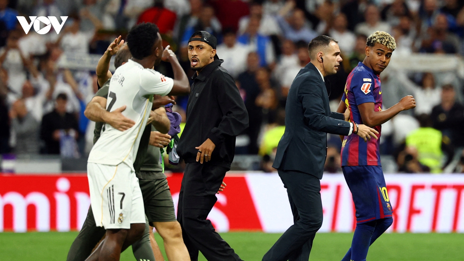 Barcelona thua Real Madrid, Lamine Yamal gạ Vinicius ra ngoài nói chuyện riêng