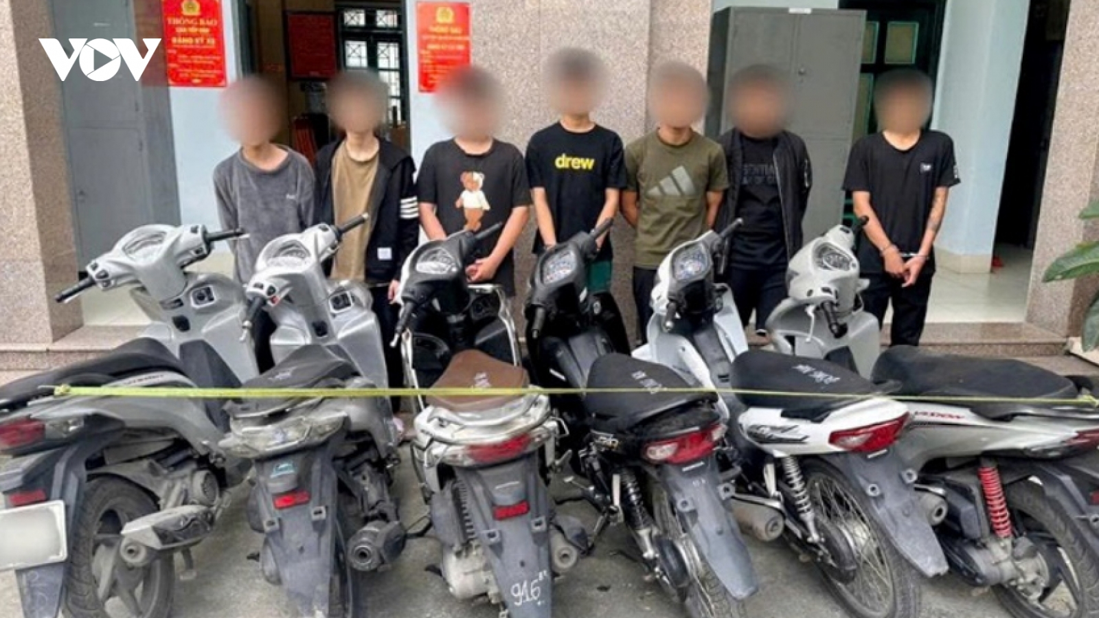 Bắt nhóm thiếu niên 13 - 16 tuổi gây hàng loạt vụ trộm xe máy ở Hà Nội