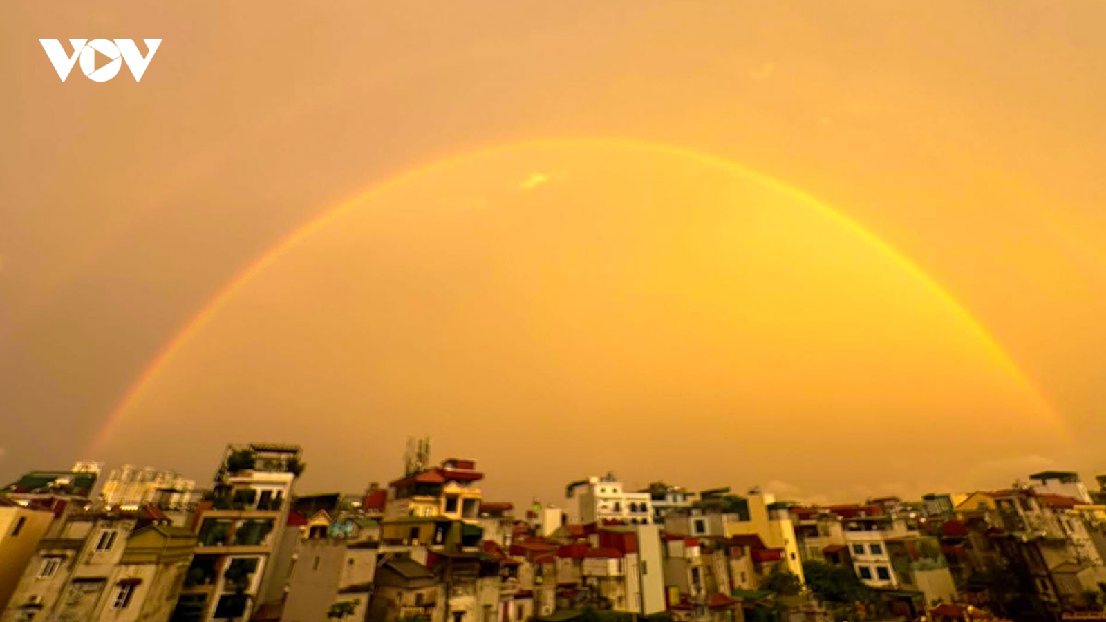 Hà Nội rực sáng buổi sớm, chuyên gia lý giải hiện tượng 2 cầu vồng