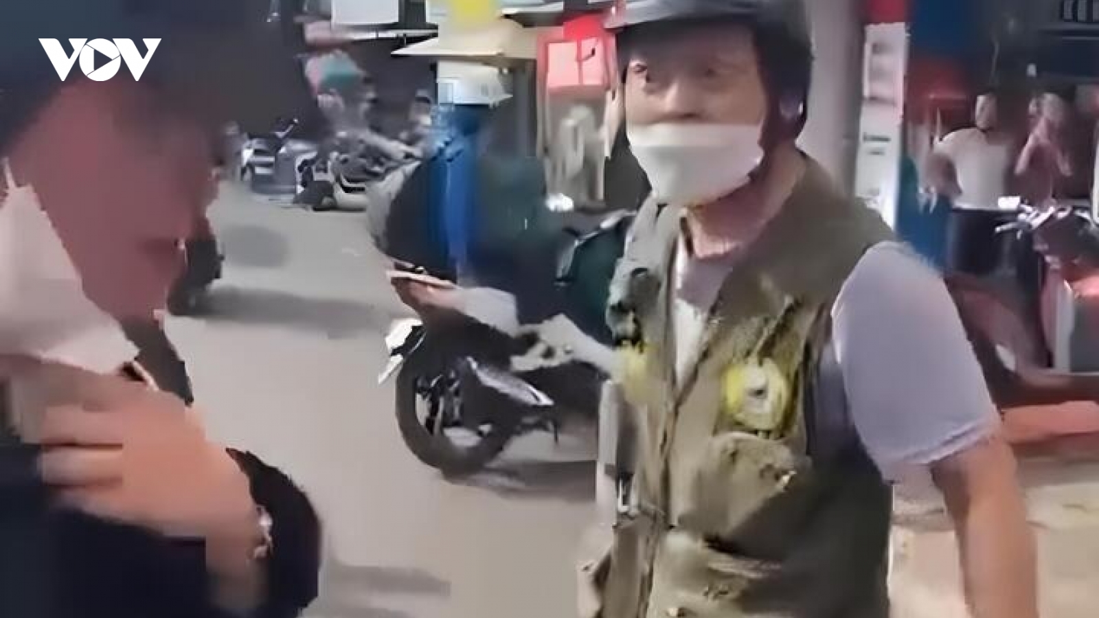 Xác minh người đàn ông bị đánh giữa đường, bị đe dọa “Mày biết tao là ai không?”