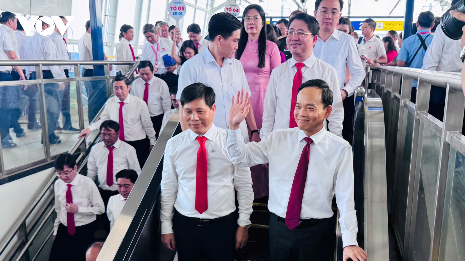 Đại biểu dự Đại hội Đảng bộ TP.HCM trải nghiệm metro