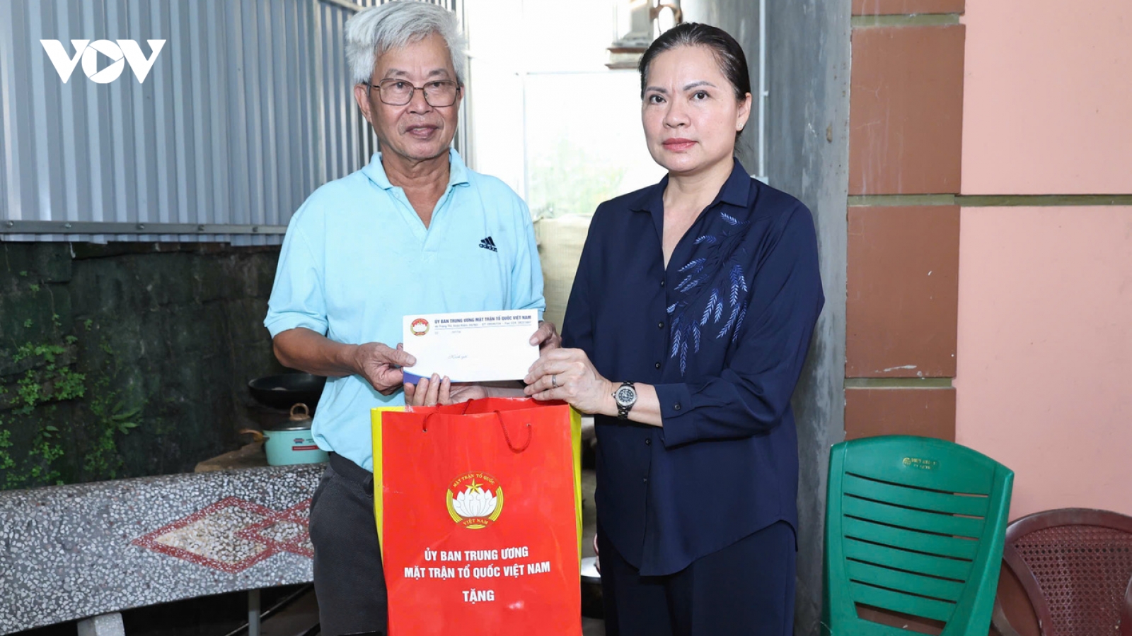 Phó Chủ tịch MTTQ Việt Nam Hà Thị Nga thăm hỏi, tặng quà người dân tỉnh Bắc Ninh