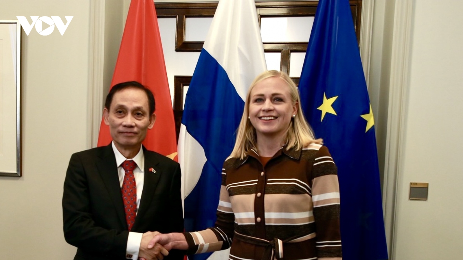 Quyền Bộ trưởng Ngoại giao Lê Hoài Trung gặp Bộ trưởng Ngoại giao Phần Lan