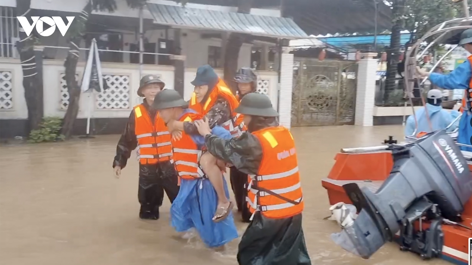 Cán bộ chiến sĩ Quân khu 5 giúp nhân dân ứng phó ngập lụt