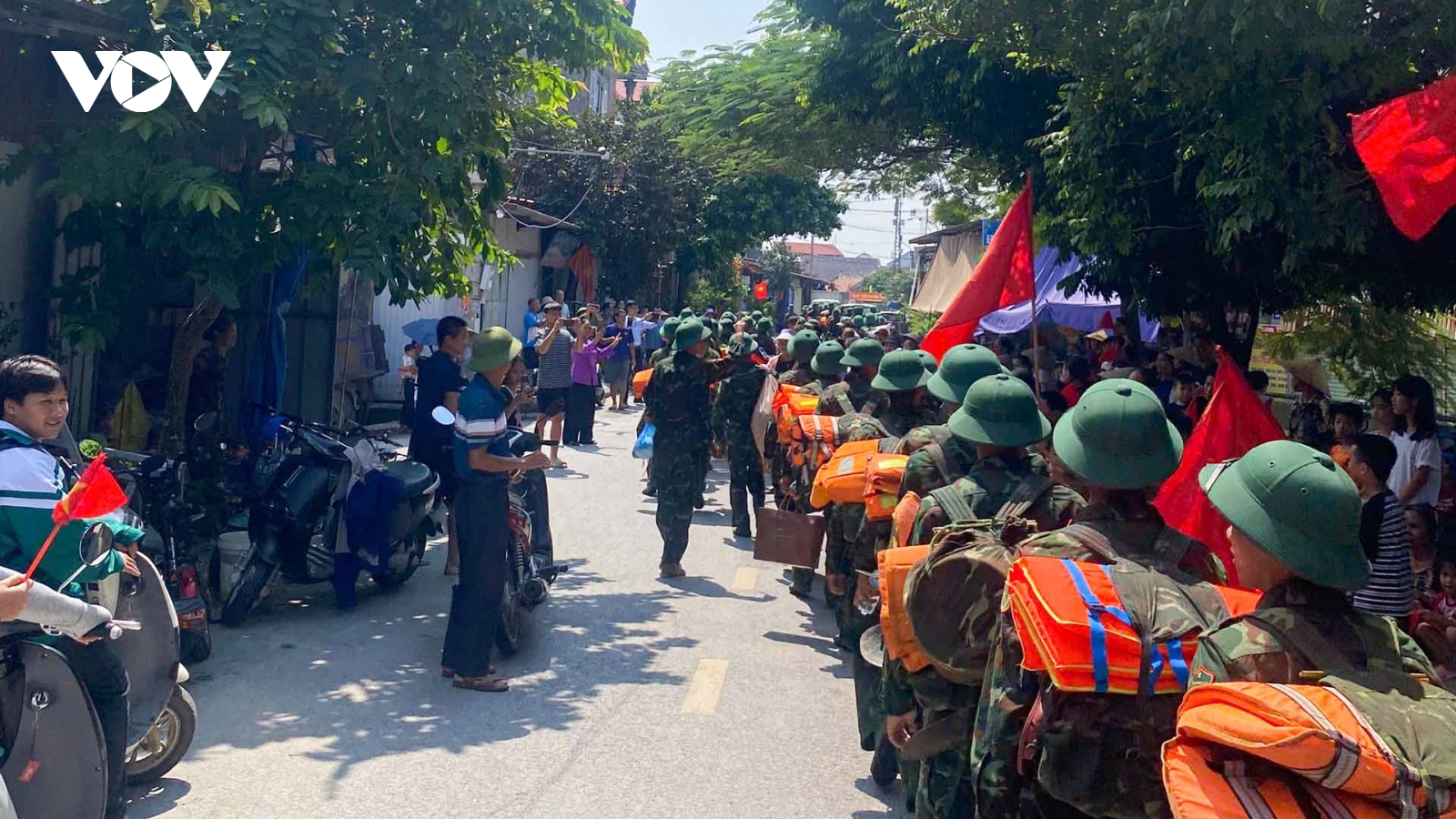 Phút chia tay bịn rịn của gần 1.000 chiến sĩ với bà con vùng lũ Bắc Ninh