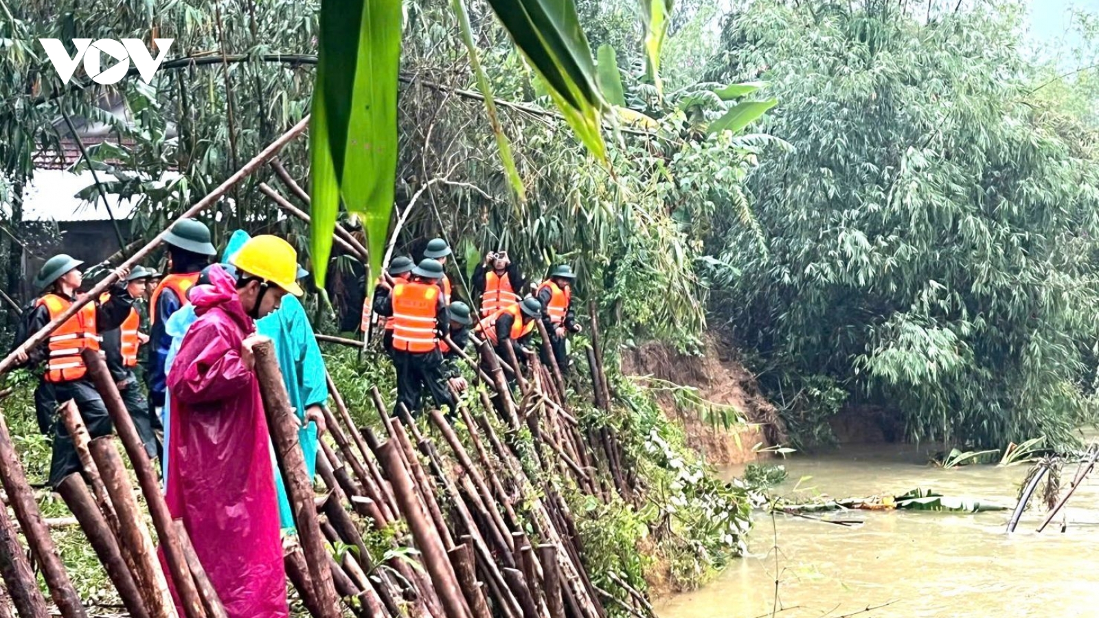 Khẩn cấp ứng phó sạt lở bờ sông Bù Lu, nguy cơ mưa lớn trên 800mm đe dọa Huế