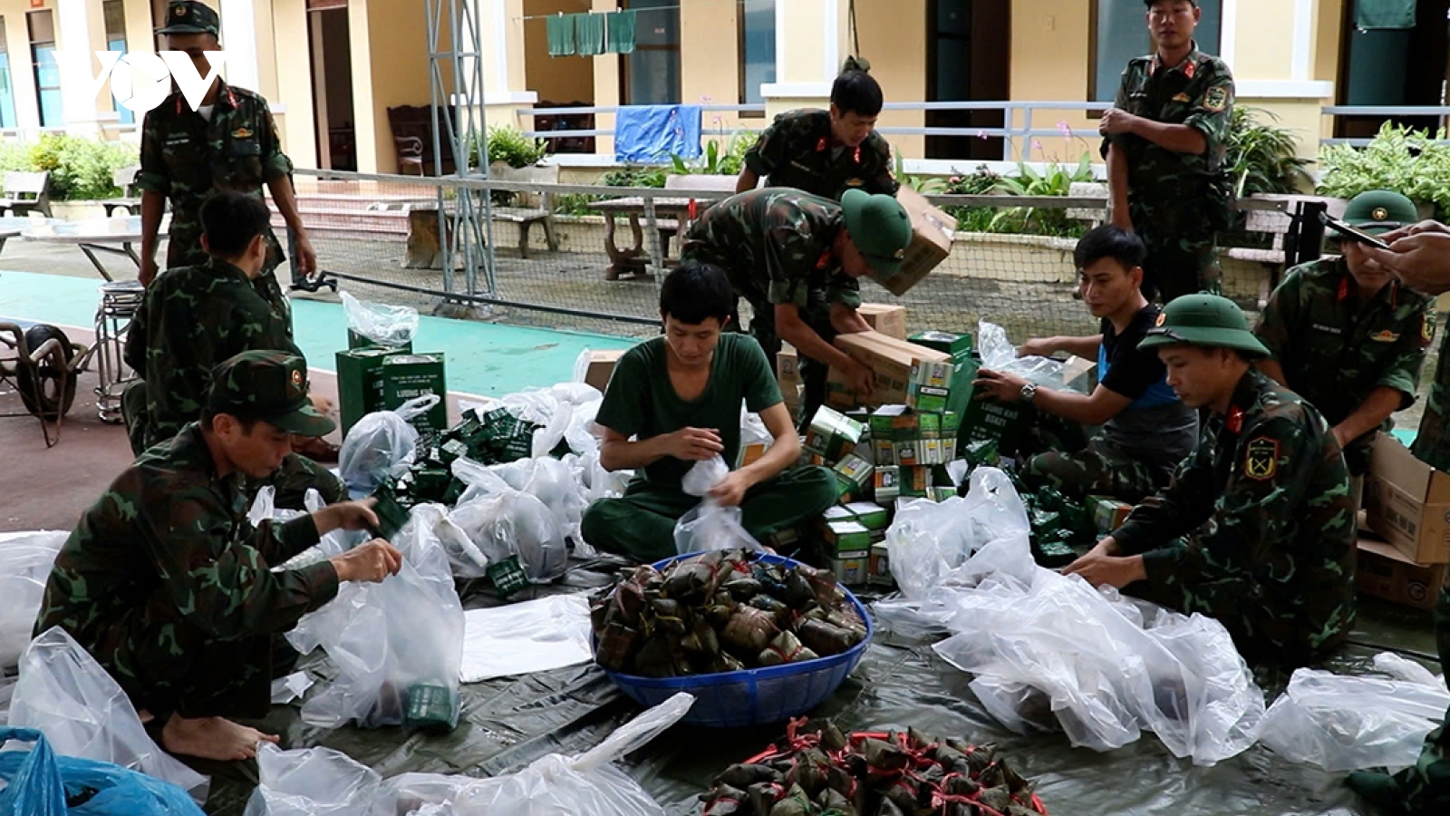 Bộ đội công binh cõng lương thực vào vùng cô lập ở Đà Nẵng