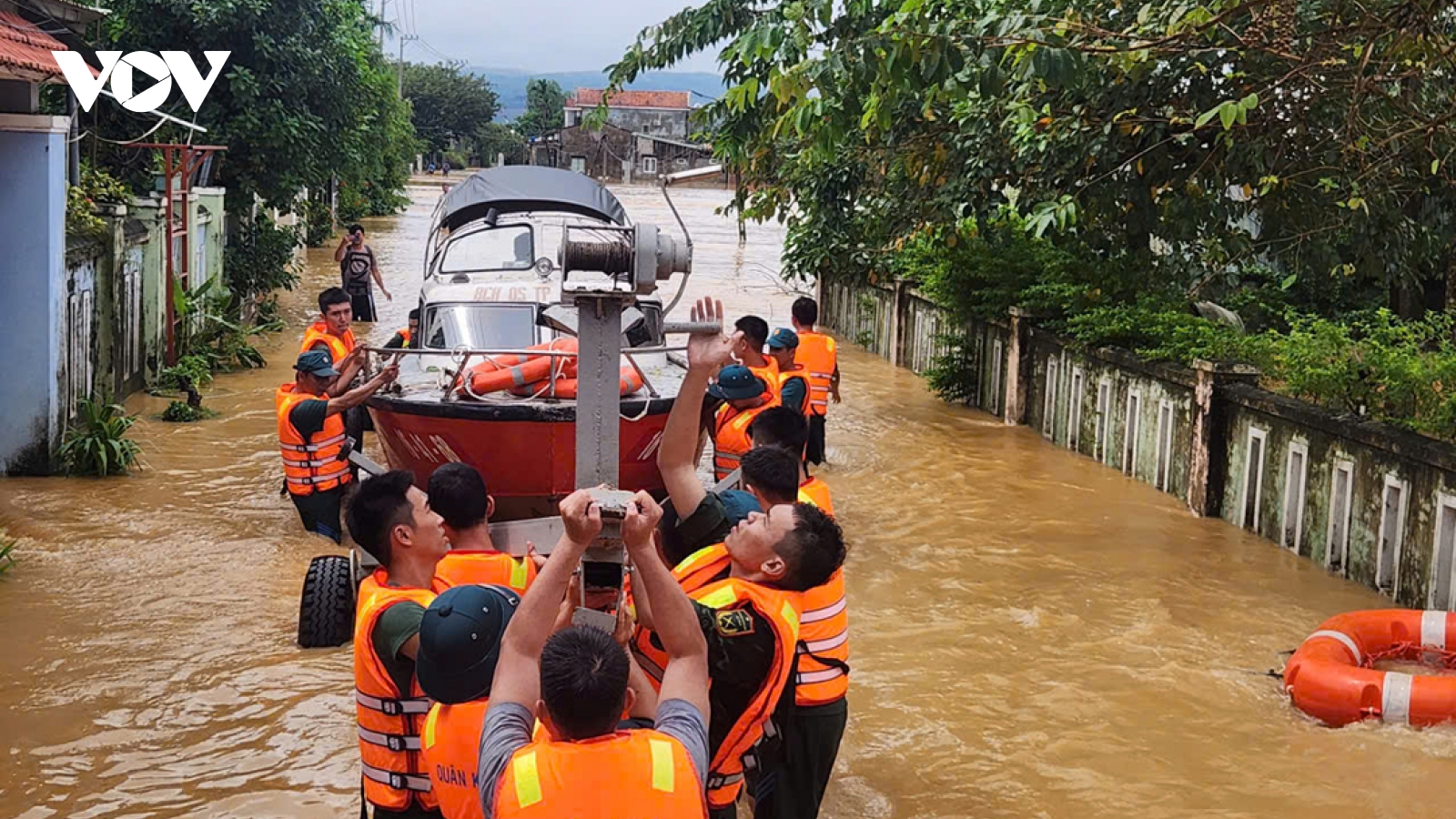 Hạ lưu sông Thu Bồn, nước rút bớt nhưng vẫn còn ngập sâu