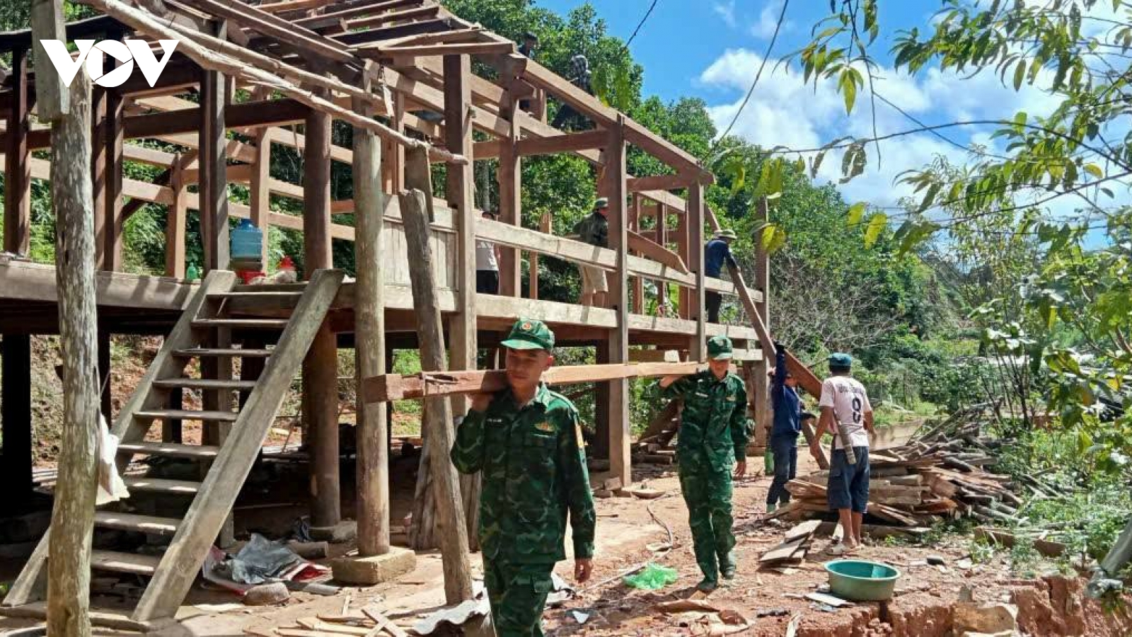 Người lính biên phòng thành điểm tựa của dân vùng lũ