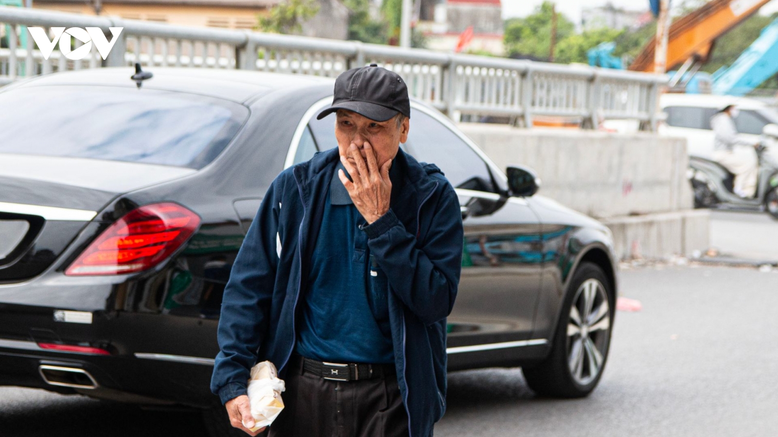 Hà Nội mùa cải tạo vỉa hè, người dân che mặt giữa mịt mù bụi công trình