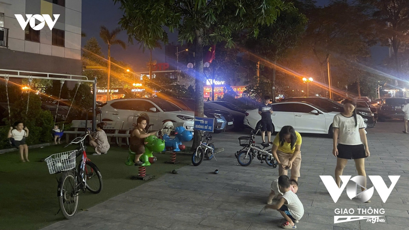 Sân chơi cho trẻ em ở Hà Nội đã thiếu lại bị lấn chiếm
