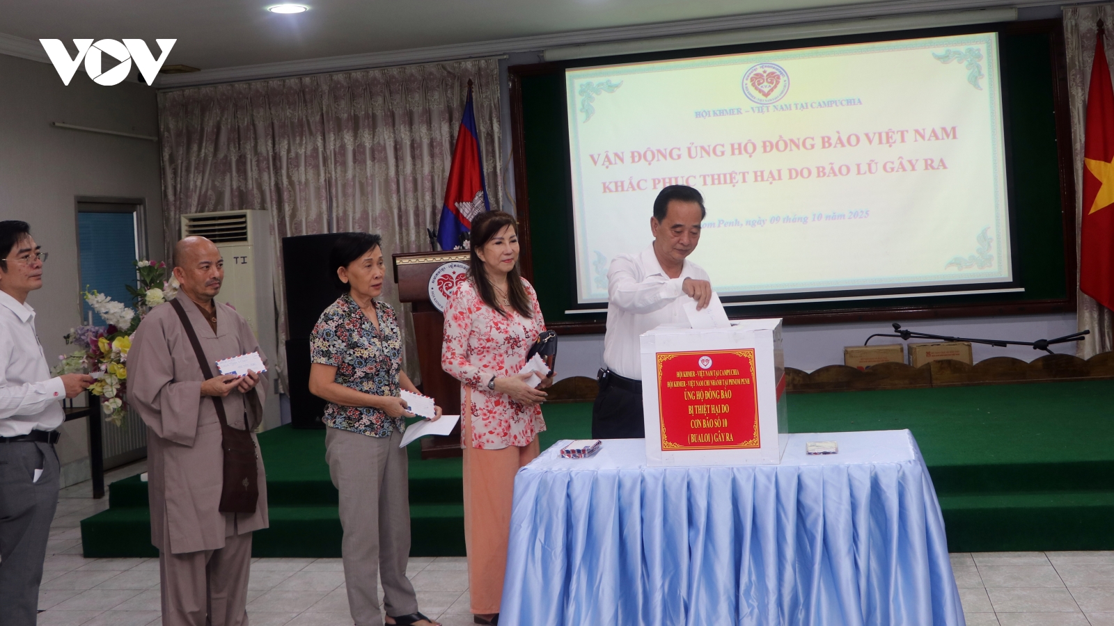 Cộng đồng Việt Nam tại Campuchia quyên góp, ủng hộ khắc phục hậu quả bão, lũ