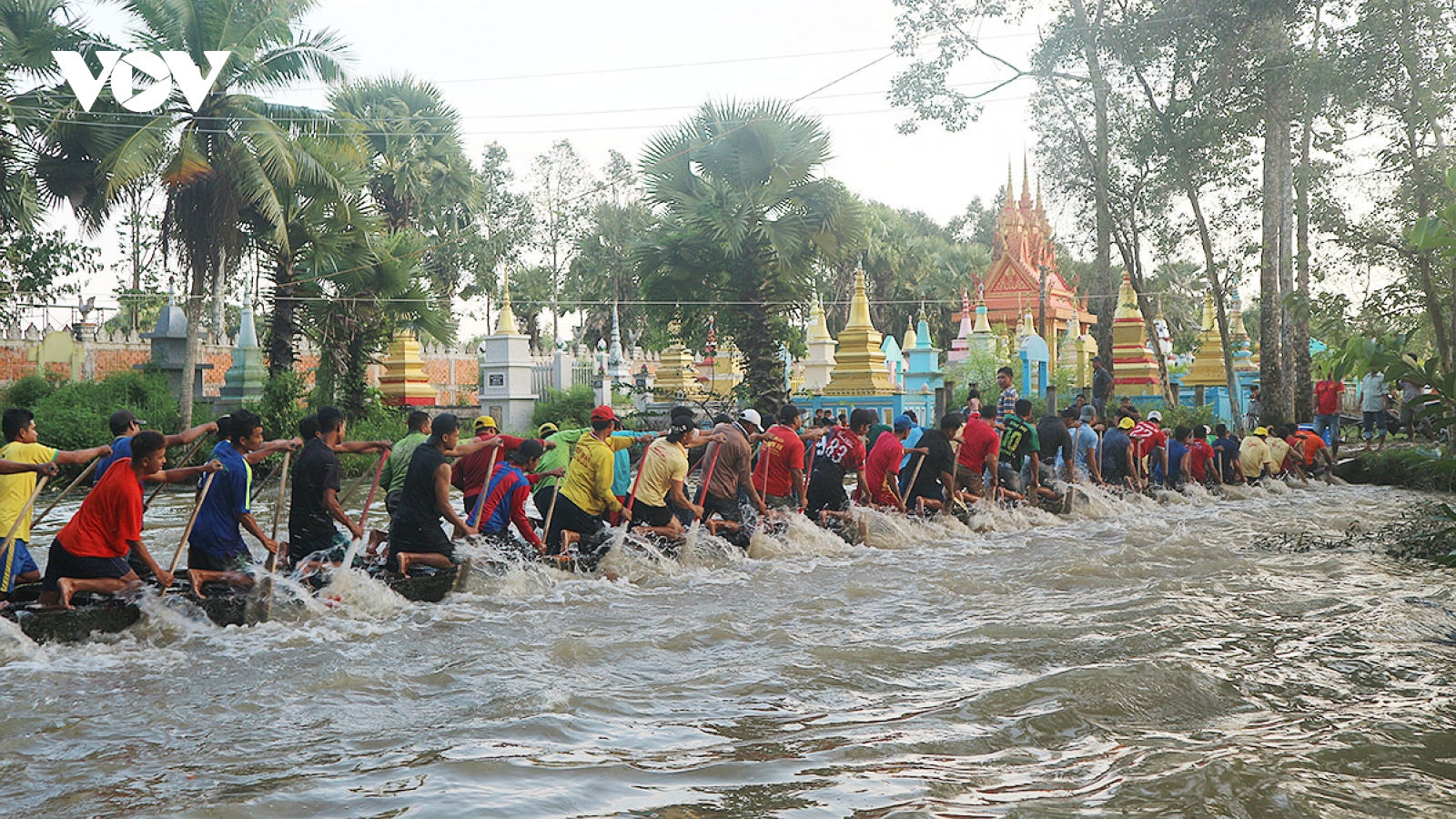 Phum sóc rộn ràng chuẩn bị cho Lễ hội đua ghe Ngo của đồng bào Khmer