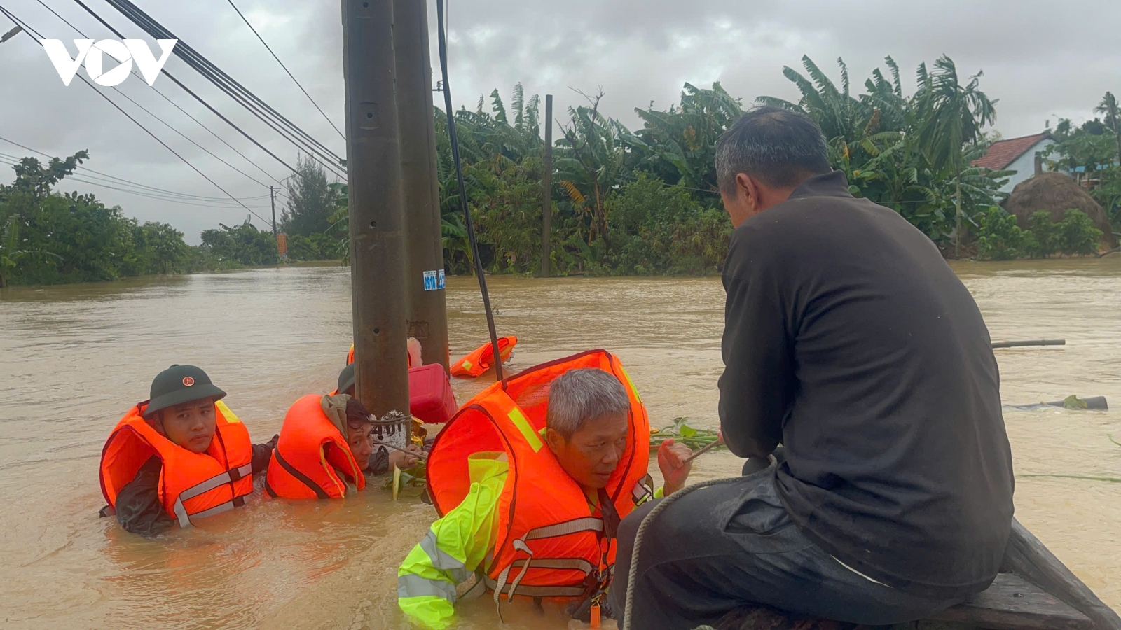 Hai phóng viên cùng 6 người thoát nạn khi xuồng bị chìm giữa dòng lũ