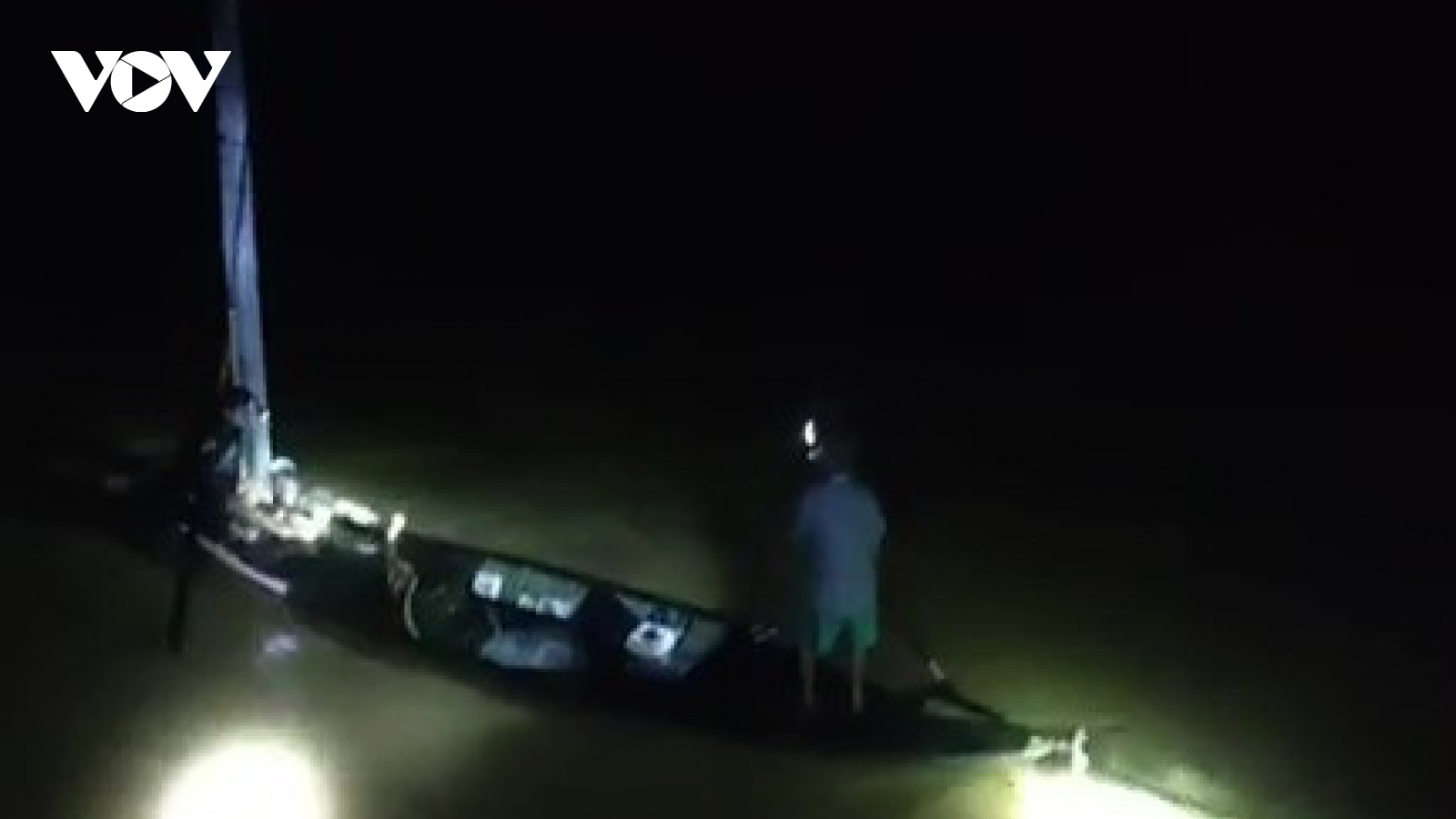 Người đàn ông thoát chết trong gang tấc khi ôm cột điện giữa dòng lũ dữ