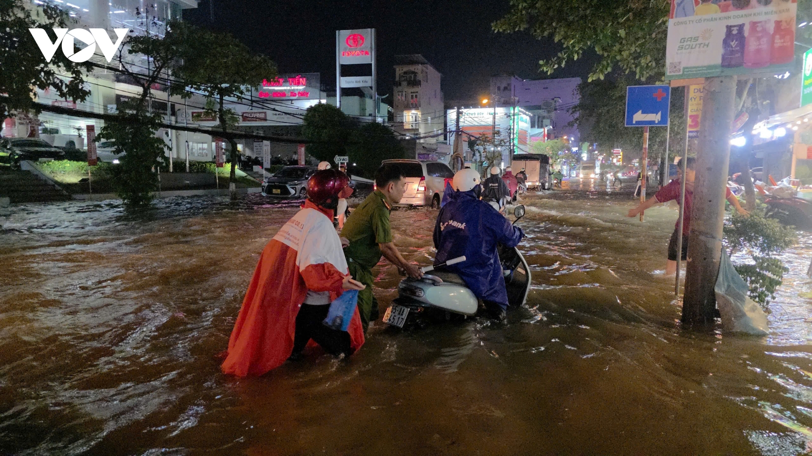 Triều cường ở Cần Thơ dâng cao vượt kỷ lục