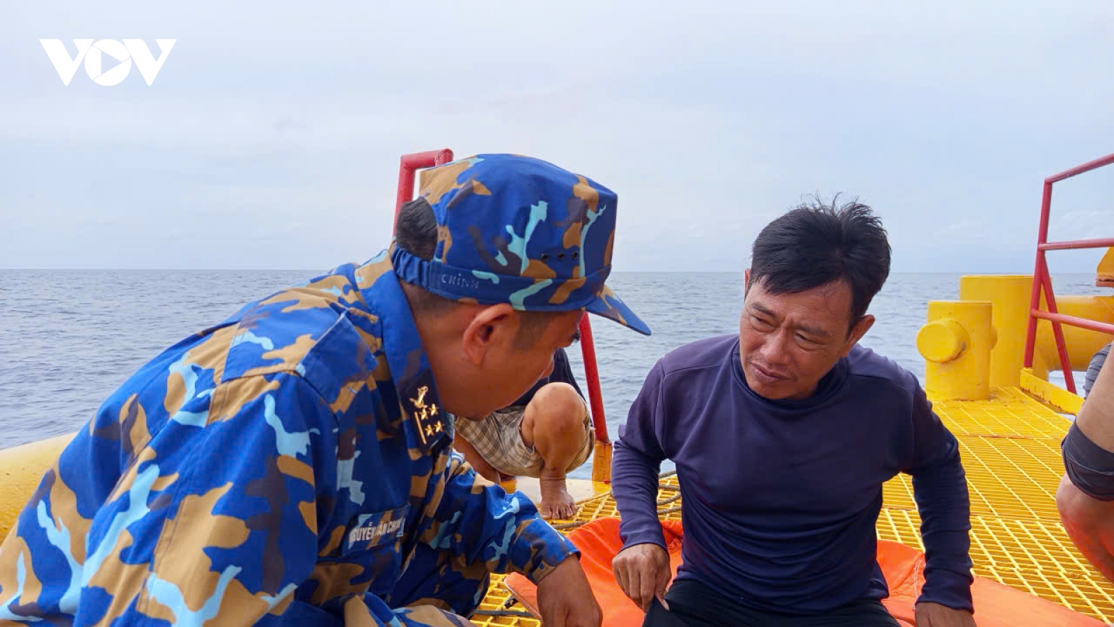 Nhà giàn DK1/9 hỗ trợ, cấp cứu ngư dân gặp nạn trên biển